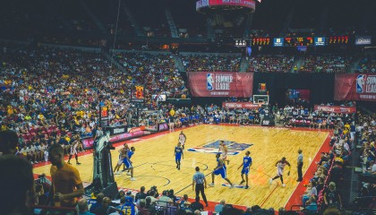 -一支球队在国际比赛中闪耀登场，获得胜利，一支球队要取得冠军至少需要赢几场